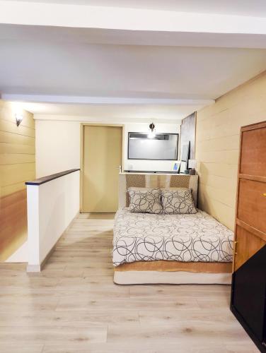 Una cama o camas en una habitación de Cosy duplex