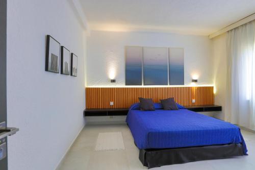 a bedroom with a blue bed in a room at VILLA avec Rooftop Bahia Smir bord de mer in Fnidek