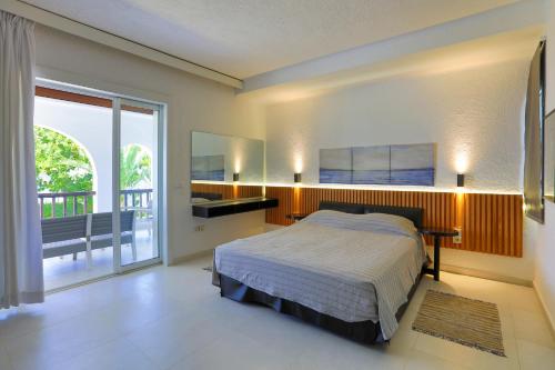 a bedroom with a bed and a balcony at VILLA avec Rooftop Bahia Smir bord de mer in Fnidek