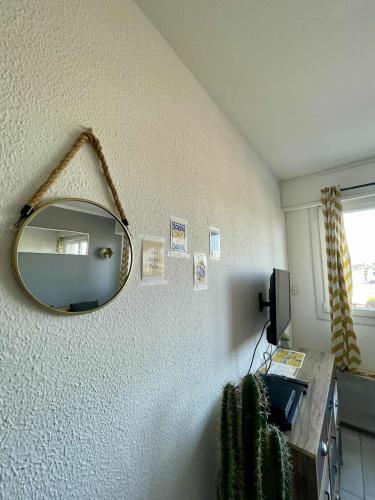 - un miroir mural dans l'établissement Studio les Sablettes vue mer, à La Seyne-sur-Mer