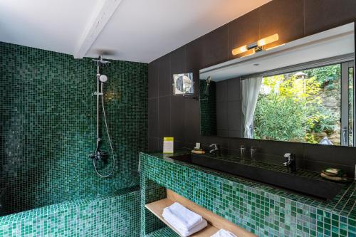 a bathroom with a sink and a mirror at Boutique Hôtel Entraigues in Uzès