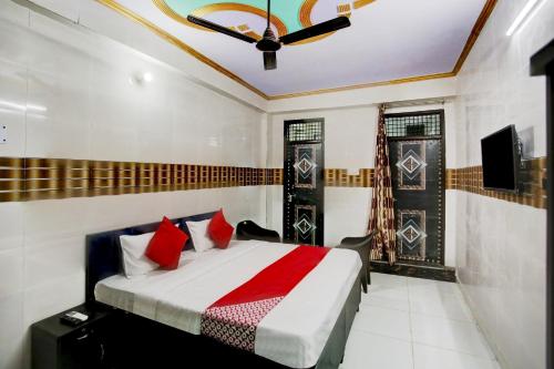 Postel nebo postele na pokoji v ubytování Hotel O DS Palace