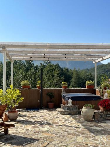 a white pergola on a patio with plants at Ai Cerri di Remí in Lauria