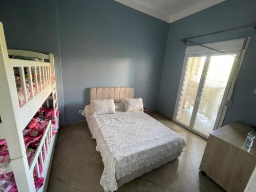 une petite chambre avec un lit et un miroir dans l'établissement BEJAIA Location Appartements de 49 à 59eur, à Béjaïa