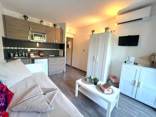 une chambre avec un lit et une table dans une pièce dans l'établissement Studio Rock wood, à La Grande Motte