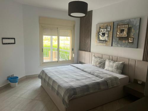 3BR Duplex with Private Rooftop in Ein Bay في العين السخنة: غرفة نوم بسرير كبير مع نافذة