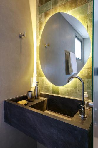a bathroom with a sink and a mirror at Atmosfera 360 - Metrô Brooklin, Berrini e Consulado Americano in Água Boa