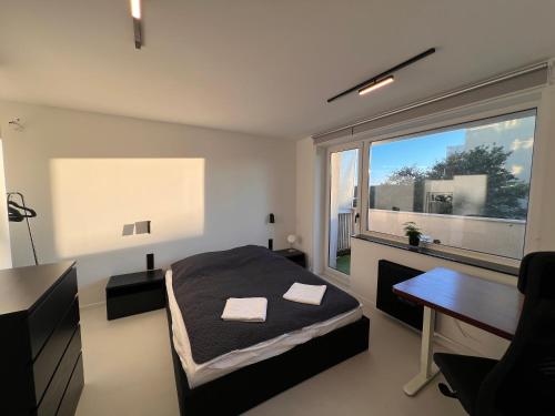 Postel nebo postele na pokoji v ubytování Cliff City Home