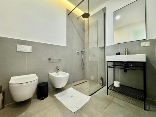a bathroom with a toilet and a sink at Green Condo Hotel Palase in Palasë