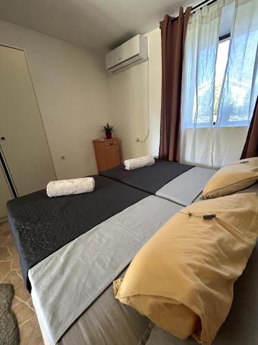 Ένα ή περισσότερα κρεβάτια σε δωμάτιο στο Cozy apartment with private yard