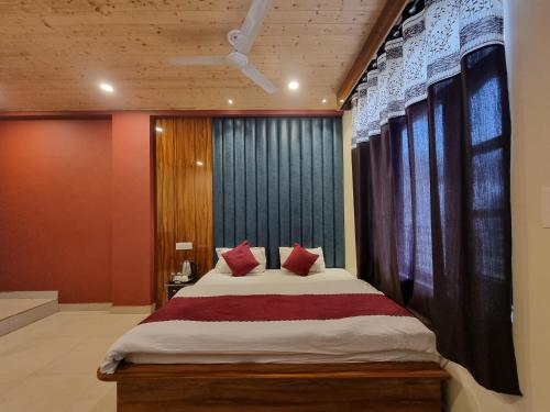Postel nebo postele na pokoji v ubytování Hotel Twilight Dalhousie
