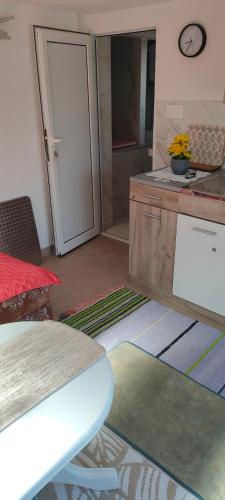 Una cocina con encimera y puerta corredera. en Apartman Asja, en Utjeha