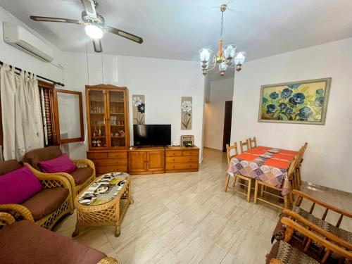 a living room with a couch and a table at Casa en Torrevieja in Torrevieja