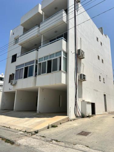 帕福斯Sunlit Serenity in Paphos的一栋有很多窗户的白色大楼