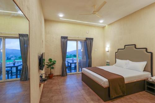 En eller flere senge i et værelse på Breeze Resort Panhala , Swimming Pool, Just 5 Minutes From Panhala!