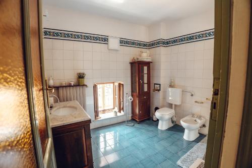 a bathroom with a toilet and a sink at Maison typique avec vue sur les vignes des Langhe in Novello