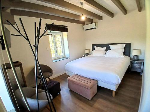 una camera da letto con un grande letto bianco e una lampada di Villa spacieuse à Crozes-Hermitage avec piscine privée a Crozes-Hermitage