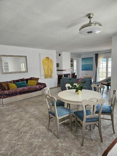a living room with a table and chairs and a couch at Villa Mar Rompido in El Rompido