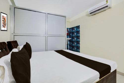 Una cama o camas en una habitación de Hotel O SHRI DURGA HOTEL