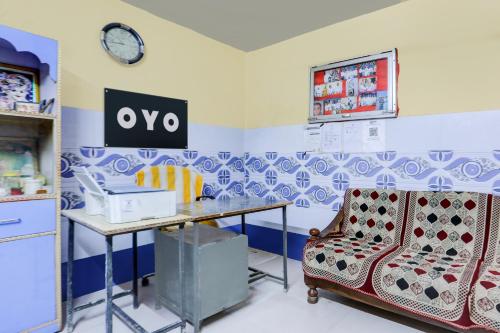 Un lugar para sentarse en Hotel O SHRI DURGA HOTEL