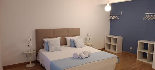 una camera da letto con un letto con asciugamani sopra di Faro Station Eleven Guest House a Faro