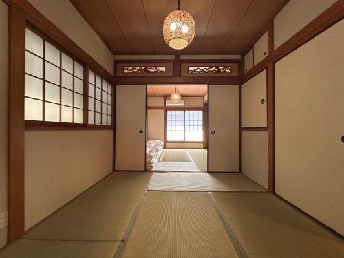 ein Flur eines japanischen Hauses mit einer Tür und einem Fenster in der Unterkunft 3LDK Entire house for rent 3 bedrooms, 2 toilets, and parking lot! Close to the station, Osaka Castle, and USJ! in Osaka