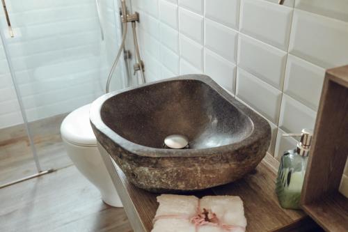 a bathroom with a sink with a toilet and a sink at Maison typique avec vue sur les vignes des Langhe in Novello
