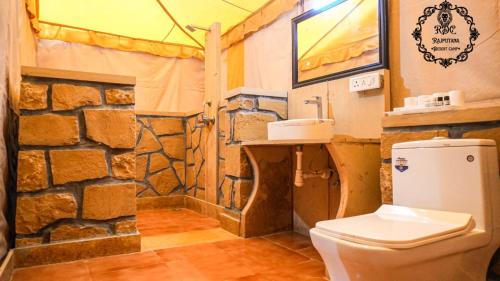 A bathroom at Rajputana Desert Camp