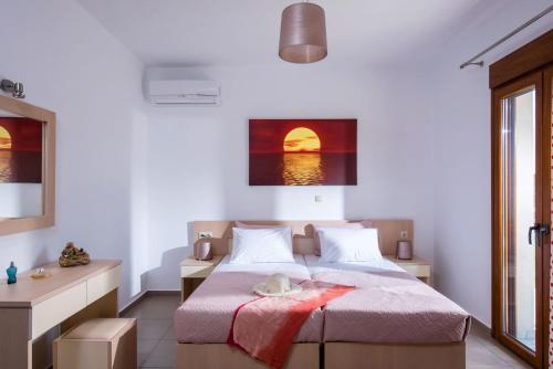 Un dormitorio con una cama con una toalla roja. en Oikos- "Your Cretan House", en Angeliana