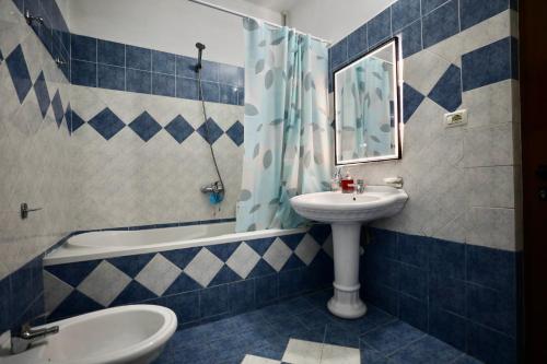 Ένα μπάνιο στο Amar Apartments