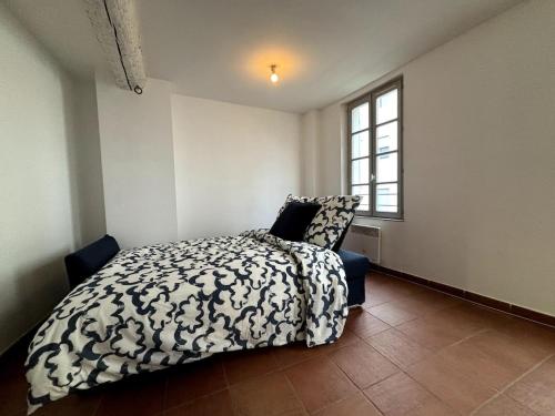 une chambre avec un lit et une fenêtre dans l'établissement Studio au calme sur Avignon, à Avignon