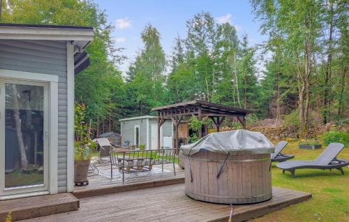 Taman di luar Lovely Home In Sösdala With Sauna