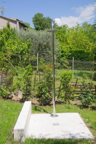 a metal pole in the middle of a yard at Susy's Apartment in Pastrengo