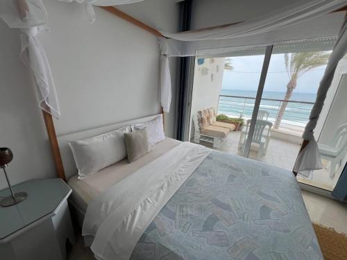 Postel nebo postele na pokoji v ubytování Front sea balcony mahdia