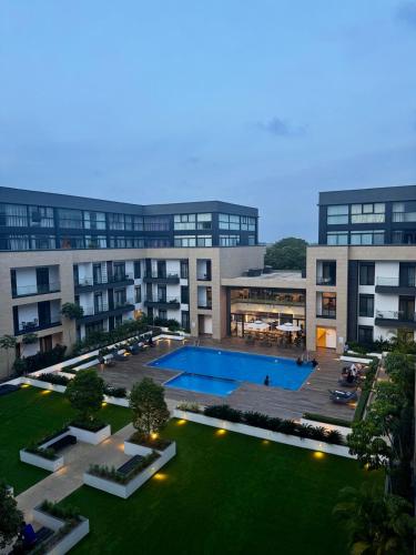 una vista aérea de un edificio con un gran patio en Elite Luxury Suites at Embassy Gardens, en Accra