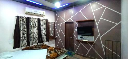 TV a/nebo společenská místnost v ubytování Hotel Sourabh Palace