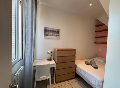 - une petite chambre avec un bureau et un lit dans l'établissement Appartement pour 2 à 4 personnes proches du centre, à Avignon