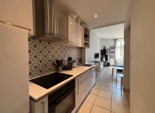 une cuisine avec un évier et un plan de travail dans l'établissement Appartement pour 2 à 4 personnes proches du centre, à Avignon