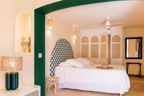 Una cama o camas en una habitación de Villa PIPA POLARIS I suite ELULA - vue panoramique & piscine