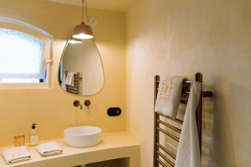 Un baño de Villa PIPA POLARIS I suite ELULA - vue panoramique & piscine