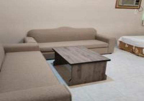 a living room with a couch and a coffee table at مركز السراج للوحدات المخدومة in Jeddah