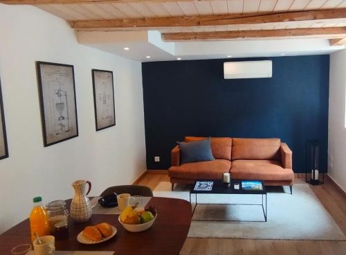 un salon avec un canapé et une table dans l'établissement La Suite Des Légendes - Duplex climatisé - Centre historique, à Dole