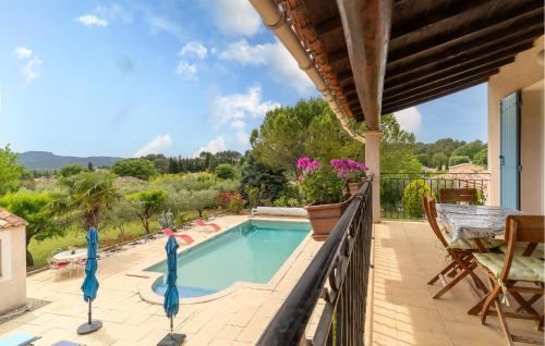 una piscina en el balcón de una casa en Beautiful Home In Lauris With Wifi, en Lauris