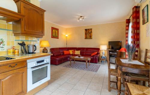 Il comprend une cuisine et un salon avec un canapé rouge. dans l'établissement Beautiful Home In Lauris With Wifi, à Lauris