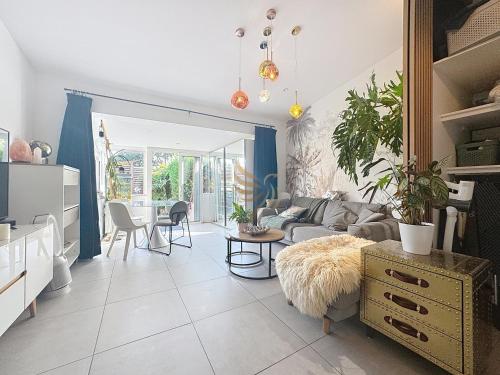 un salon avec un canapé et une table dans l'établissement House La Palmeraie 4p-Garden-wifi-park-jacuzzi, à Biot