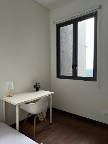 Katil atau katil-katil dalam bilik di Cozy Fully Furnished 2BR Apartment NavaPark BSD