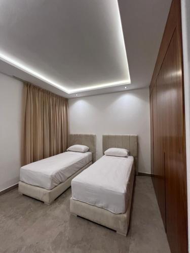 two beds in a hotel room with two bedsvisor at Luxury apartment near golf beach in Cabo Negro