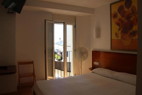 Postel nebo postele na pokoji v ubytování Hostal Cristina