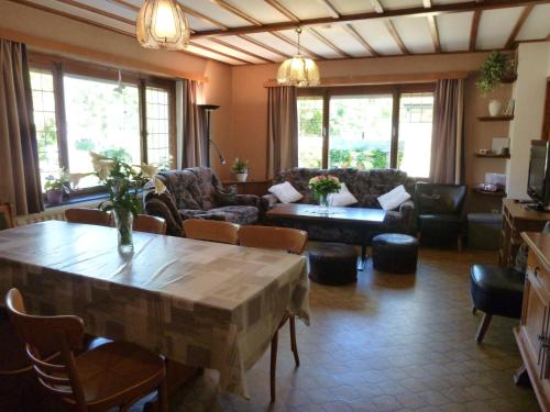 Posezení v ubytování Spacious holiday home with large garden