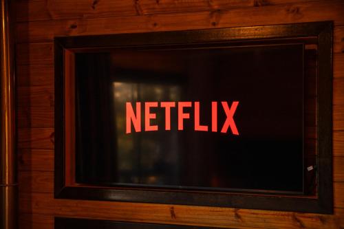 a television screen with the netflix logo on it at Cascata dos Amores in Urubici